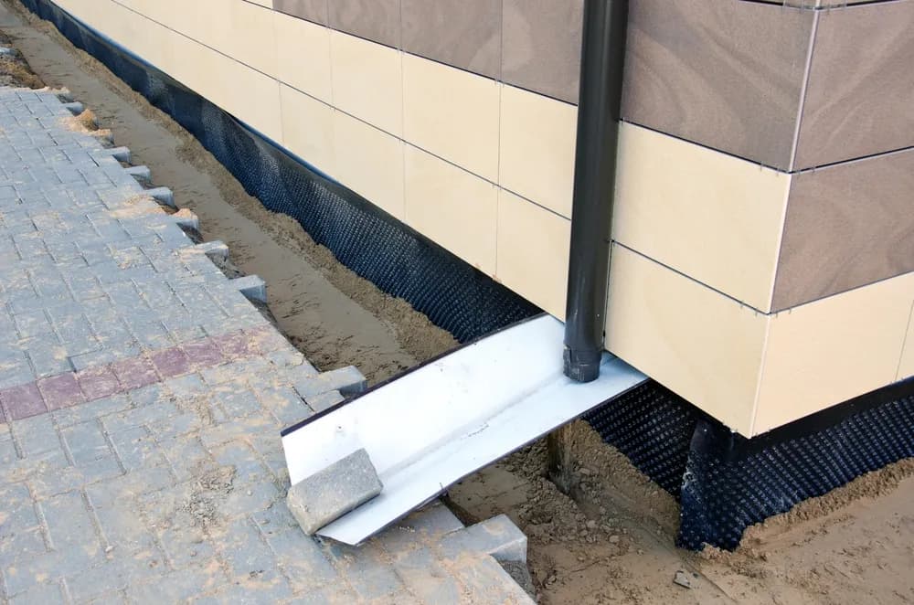 Jak zabezpieczyć fundamenty przed wilgocią i mrozem skutecznie