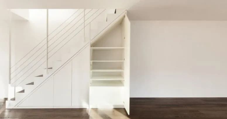 Jak zrobić szafę pod schodami: praktyczne porady i inspiracje