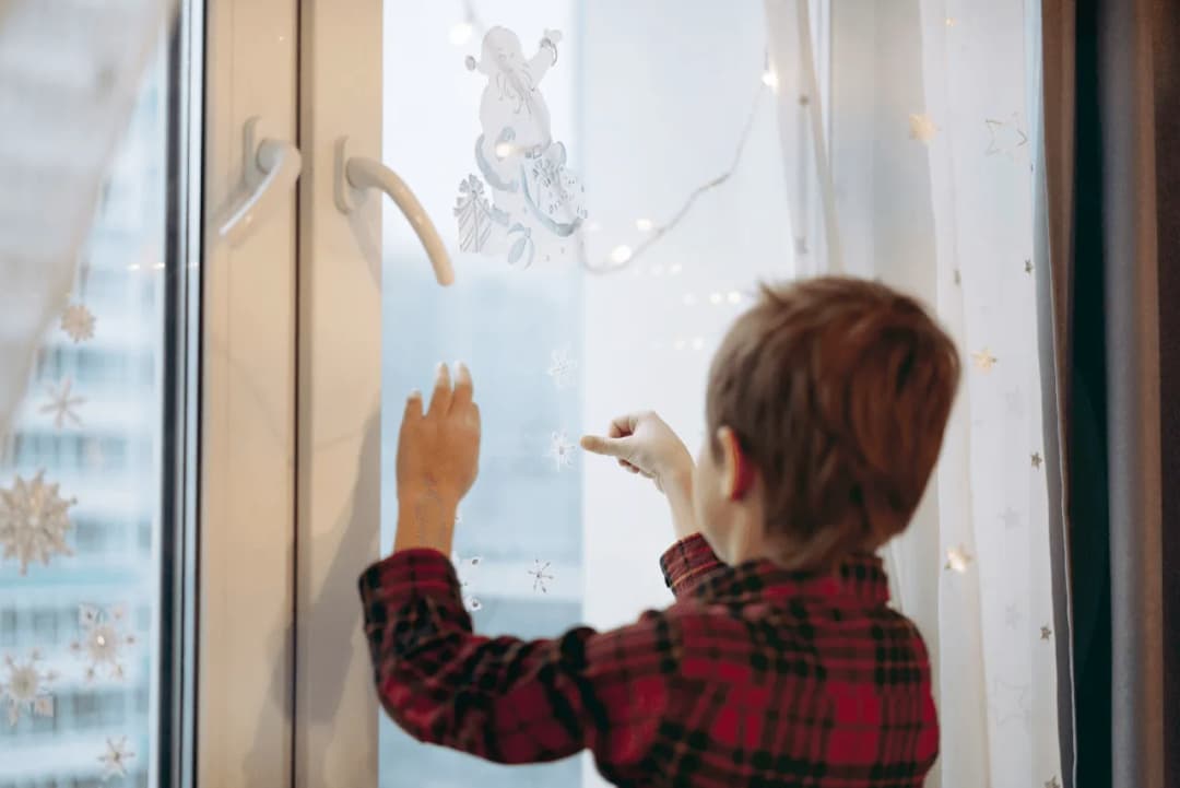 Skuteczne sposoby na to, czym zmyć naklejki z okien bez uszkodzeń