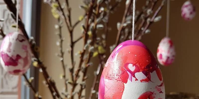 Jak ozdobić okna na Wielkanoc: 10 kreatywnych pomysłów na dekoracje