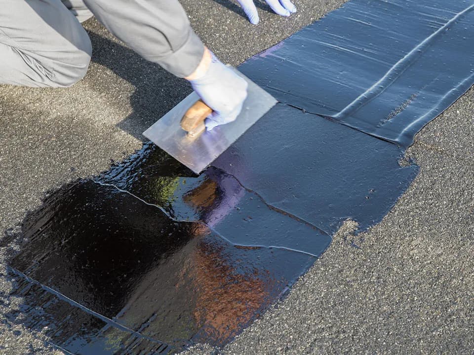 Skuteczne sposoby na uszczelnienie dachu z papy przed przeciekami