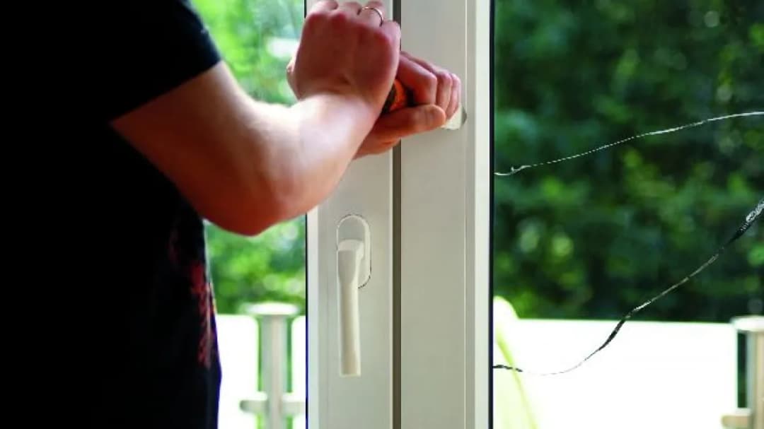 Jak wyjąć szybę z okna drewnianego - uniknij najczęstszych błędów