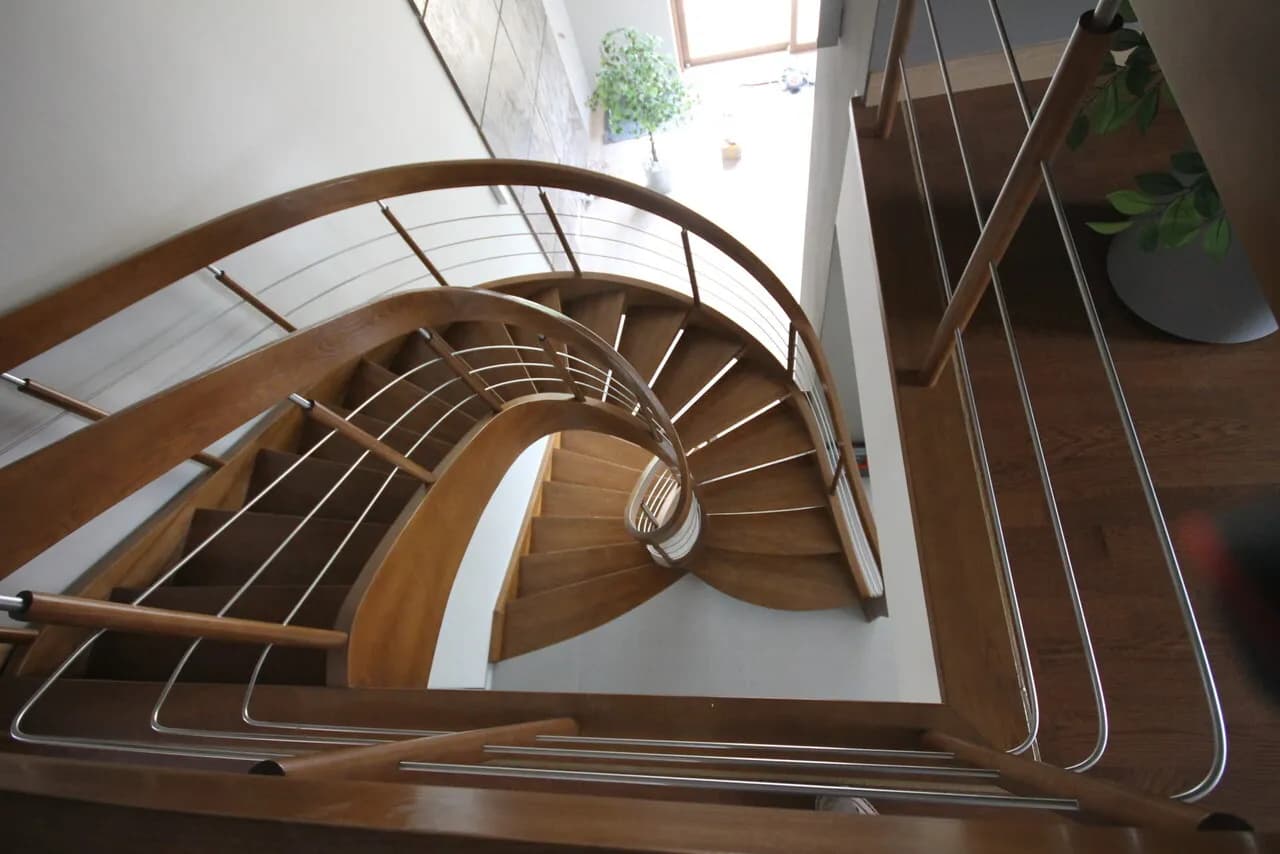 Jakie schody zajmują najmniej miejsca? Odkryj najlepsze rozwiązania