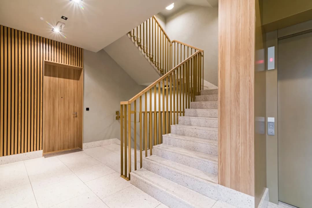 Najlepsze pomysły na dekorację ściany przy schodach, które zachwycają