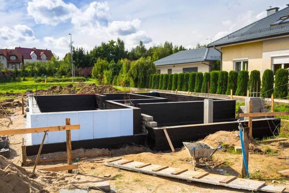 Jak głęboko ocieplać fundamenty, aby uniknąć kosztownych problemów?