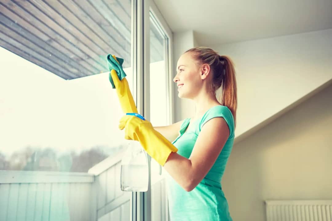 Skuteczne sposoby na mycie dużych okien bez smug i trudności