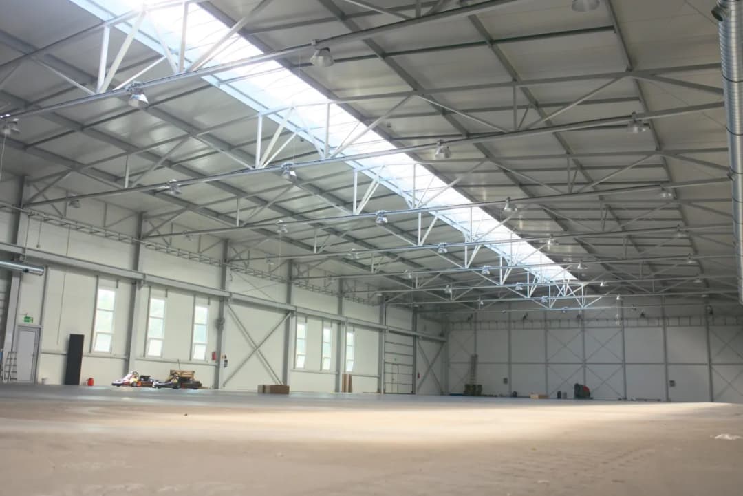 Ile kosztuje budowa hali magazynowej? Poznaj ukryte koszty i czynniki