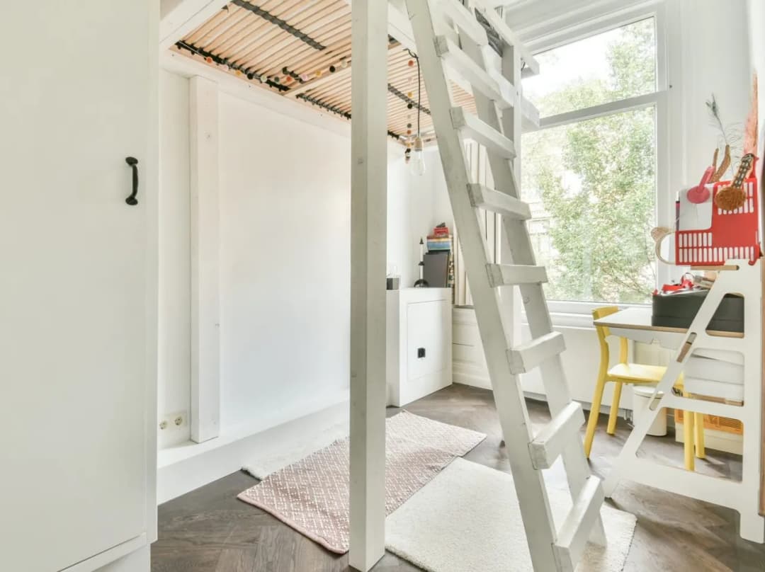 Jak podzielić pokój dziecięcy z jednym oknem, aby zyskać więcej prywatności