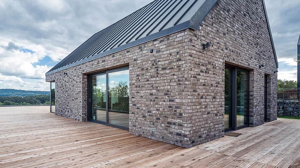 Czarne dachy i okna – jak wybrać idealny kolor dla swojego domu